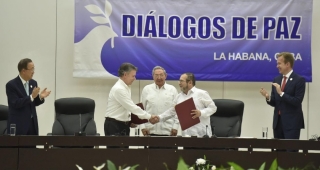 La guerrilla y el Gobierno anunciaron desde La Habana el acuerdo que marca el inicio del fin del conflicto.