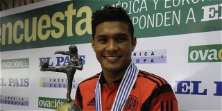 El colombiano Teofilo Gutierrez fue galardonado como el mejor futbolista de América,