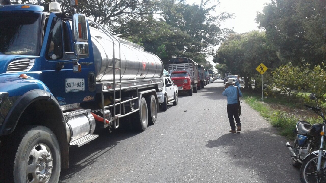 Un camión atravesado en la vía impide el tránsito entre…