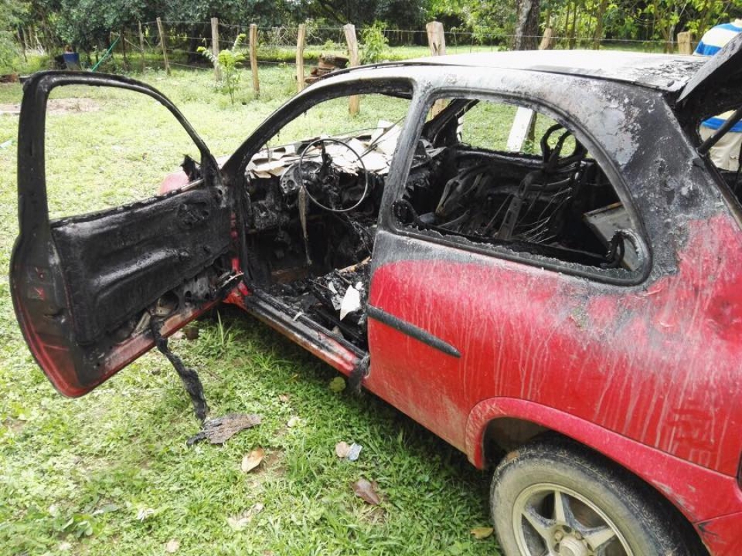 Un carro incinerado, comercios cerrados y calles desoladas dejó…