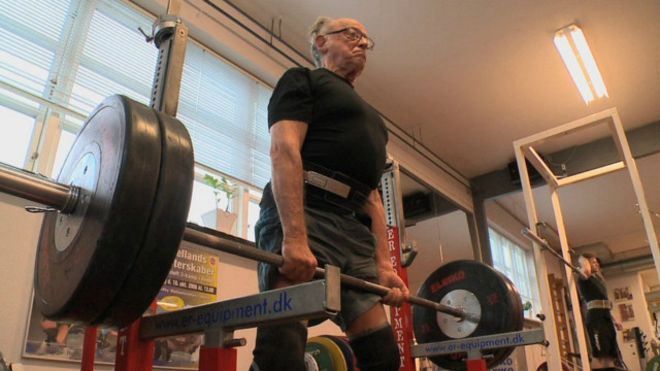 Con 93 años de edad y levanta más pesas que tú