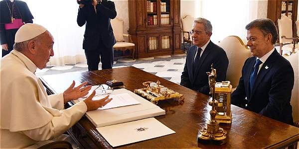 Termina reunión entre Santos, Uribe y el Papa en el Vaticano