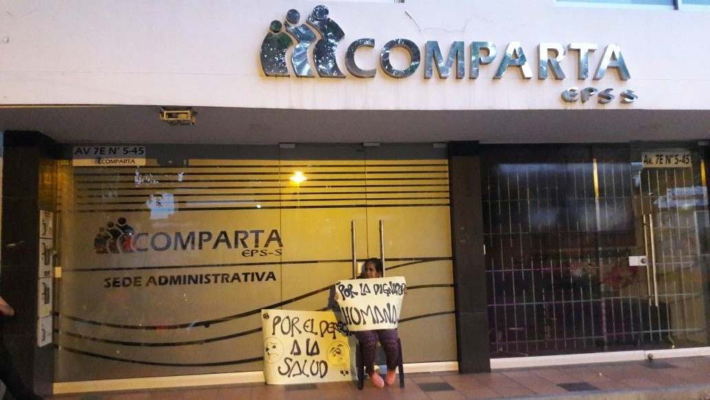 Mujer arauquiteña se amarra en oficinas de Comparta en Cúcuta