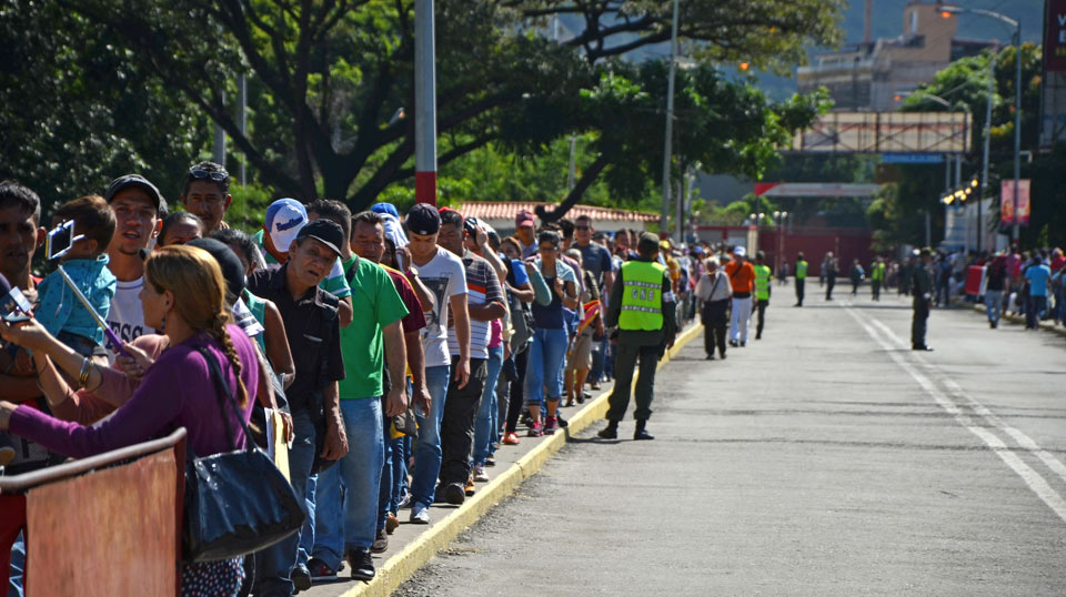 Tras una semana de cierre, poco a poco se reabre la frontera