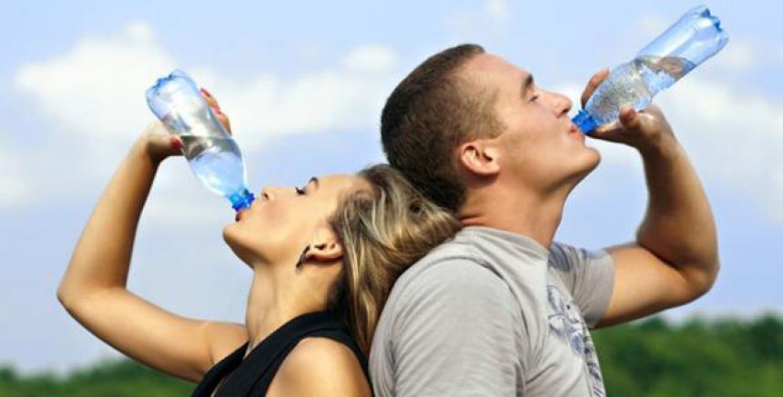 ¿Qué le pasaría a nuestro cuerpo si bebemos tres litros de agua diariamente durante un mes?