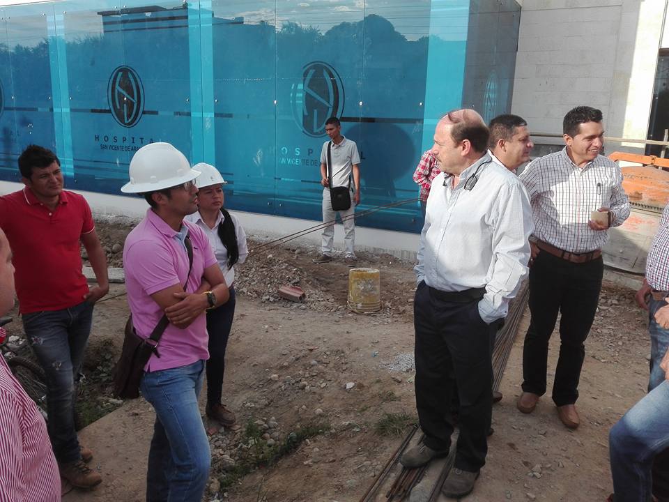 Gobernador supervisó nueva torre del hospital San Vicente