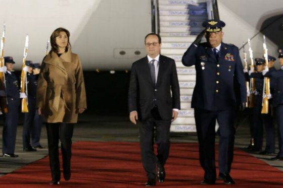 Presidente de Francia ya está en Colombia para respaldar proceso de paz
