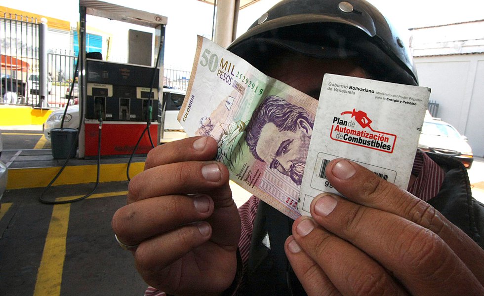 Maduro anuncia venta de gasolina en moneda extranjera en Apure