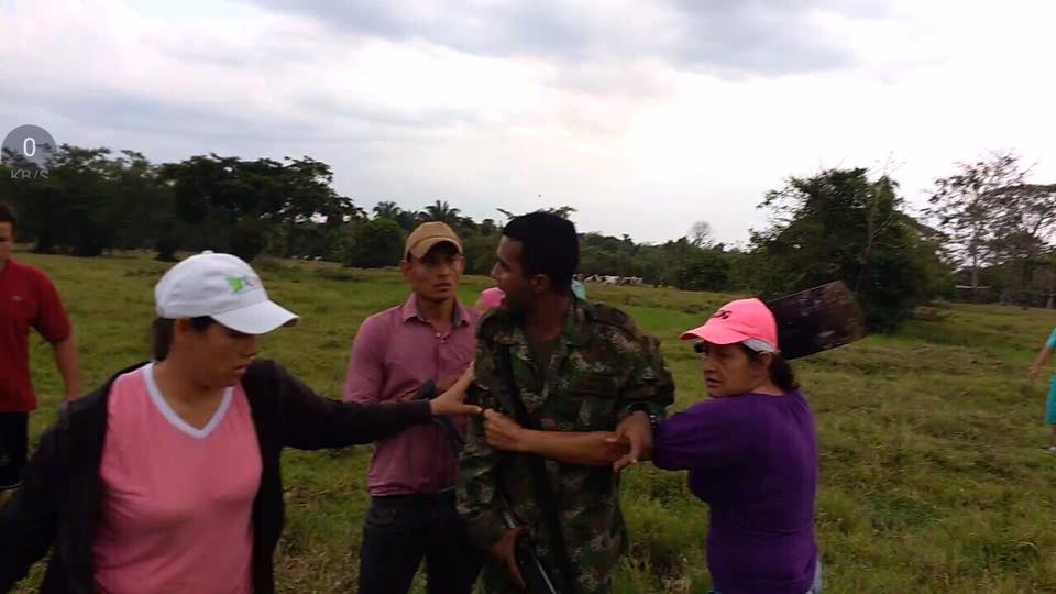 Altercado entre comunidad y Ejército terminó en golpes