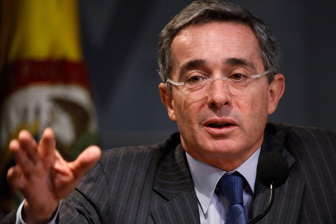 Uribe pide al Gobierno suspender diálogos con ELN hasta que cesen actividades criminales