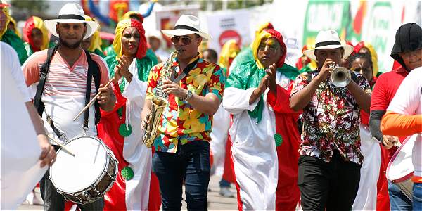Desmovilizados y víctimas bailan juntos en el Carnaval de Barranquilla