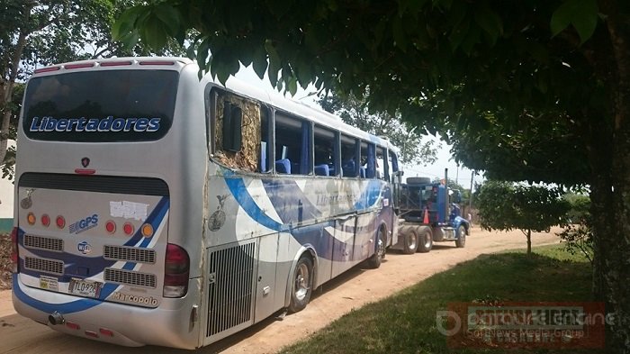 Guerrilleros del ELN atravesaron un bus de Libertadores en la vía Fortul- Tame