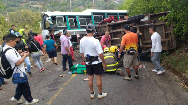 Un muerto y 17 heridos deja accidente de bus en la vía Sogamoso – Yopal