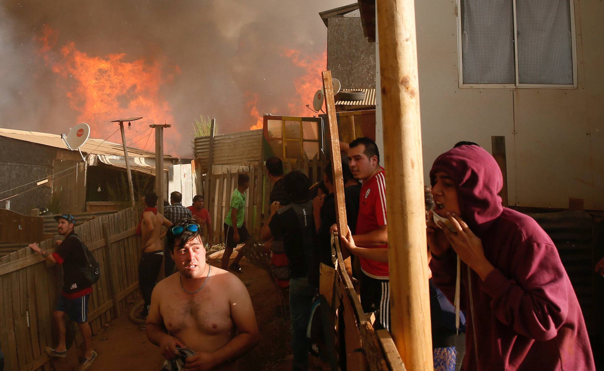 Un incendio en Valparaíso obliga a evacuar a 6.000 personas