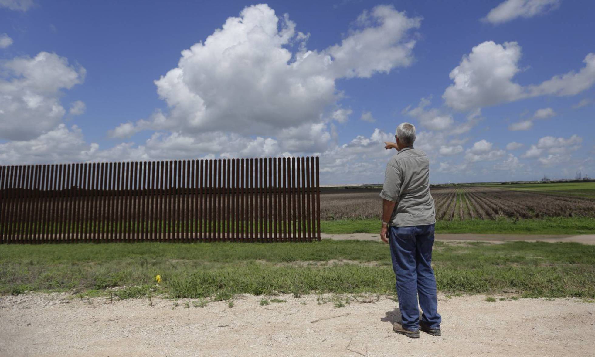 Una veintena de senadores demócratas piden suspender la construcción del muro con México
