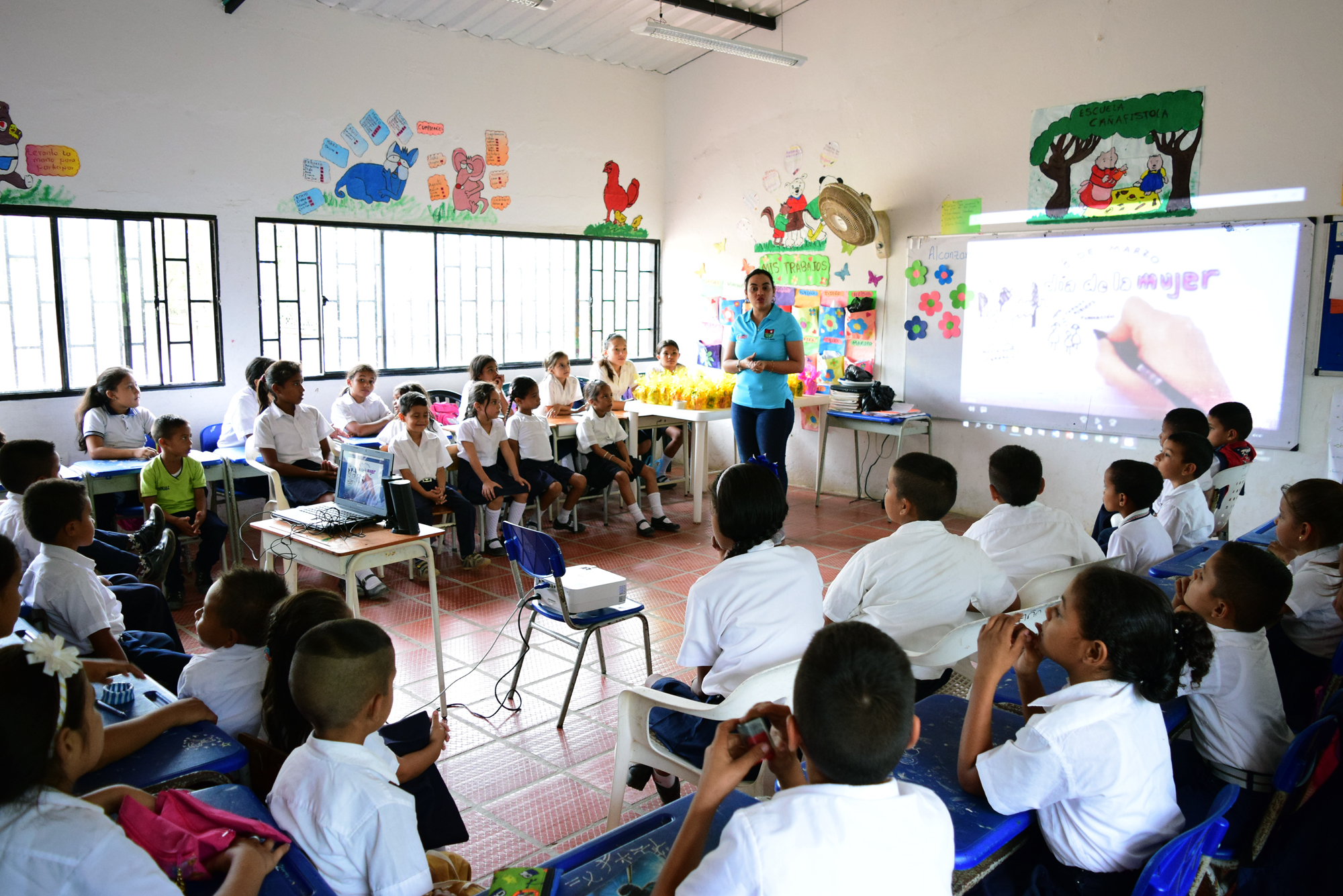 49 niños de la sede educativa Cañafístola recibieron kits escolares