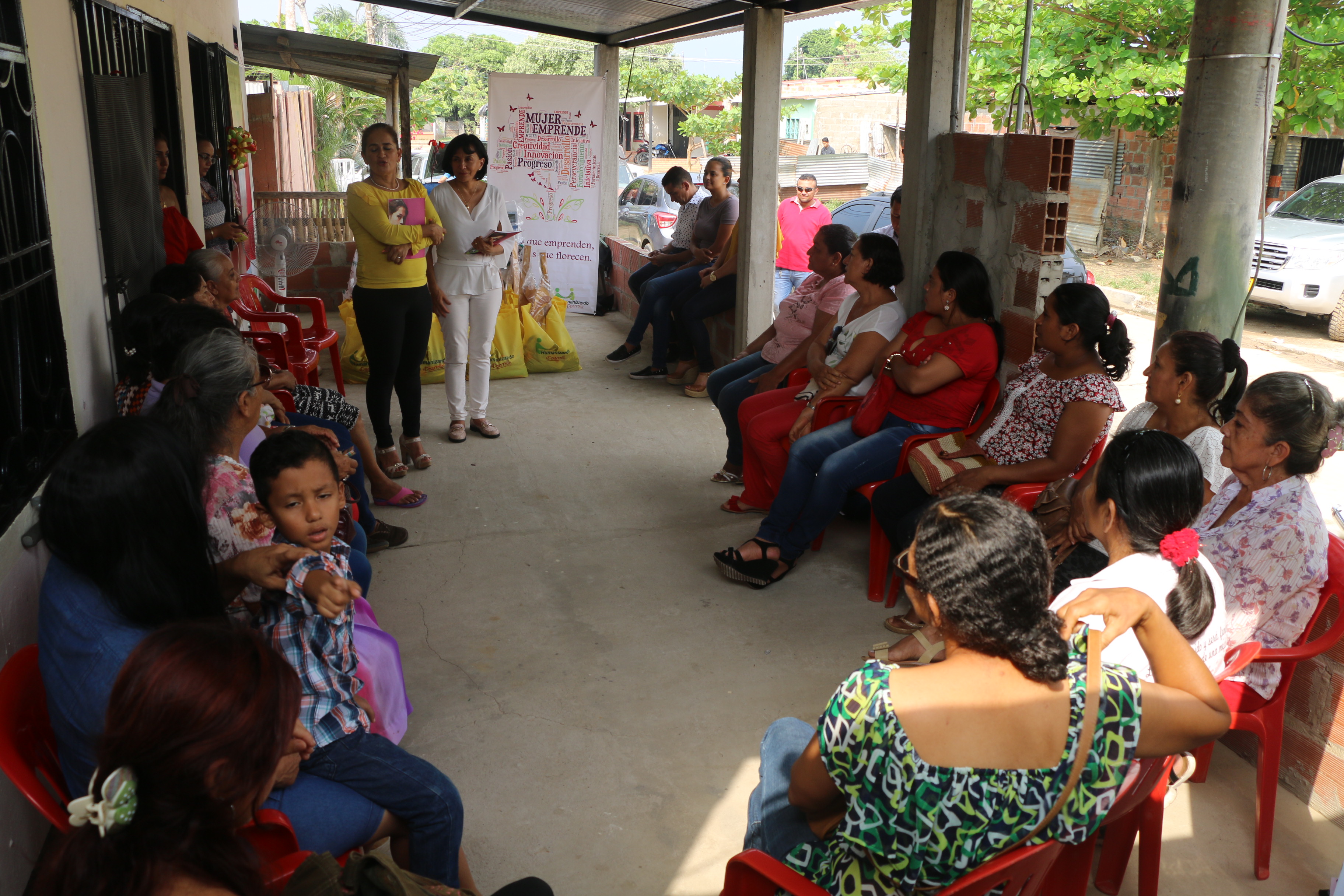 Mujeres de la comuna tres se beneficiaron de “Mujer Emprende”