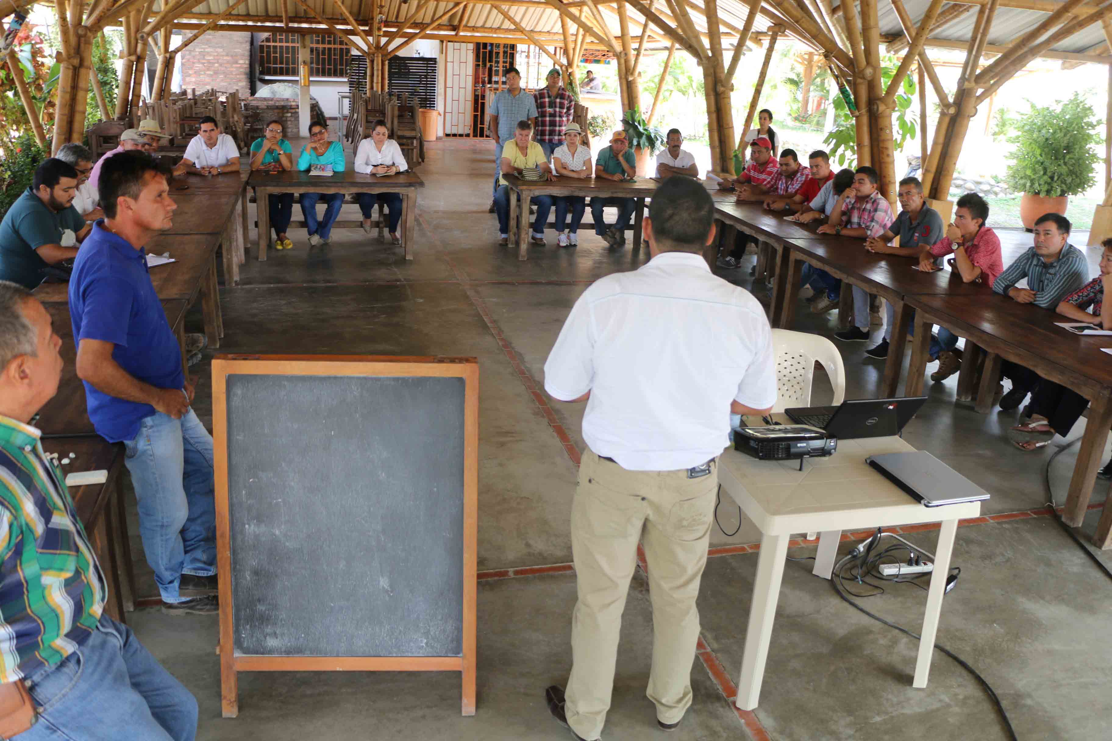 Gobernación acompaña capacitación de cultivos promisorios
