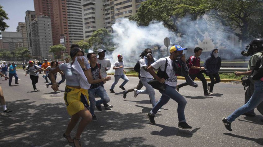La policía y civiles armados chavistas reprimen una marcha opositora en Caracas