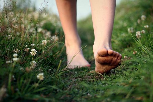 ¿Es mejor para los pies andar descalzo?