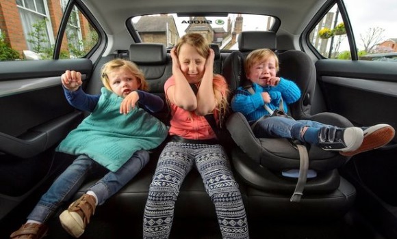 ¿Por qué nos mareamos más en el asiento trasero del coche?