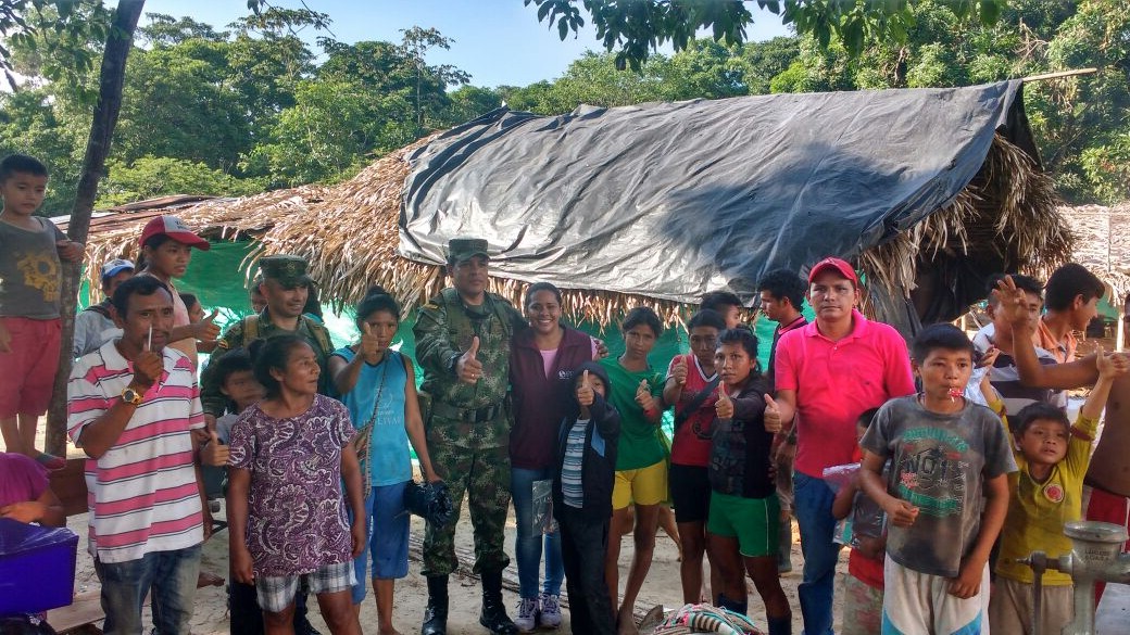 Soldados entregaron ayudas alimentarias a indígenas de Tame