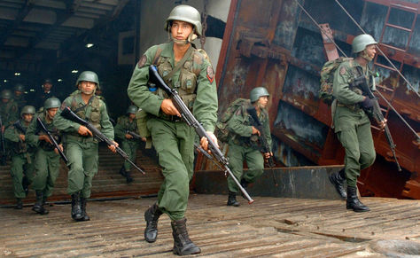 Maduro ordena militarizar frontera con Colombia tras disturbios