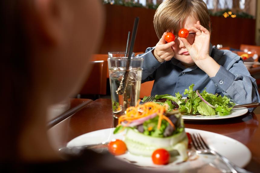 Restaurante italiano ofrece descuento a familias por niños que se “porten bien”