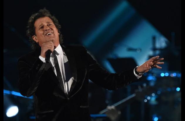 ¡Fan enamorada! Mujer le roba apasionado beso a Carlos Vives en pleno concierto