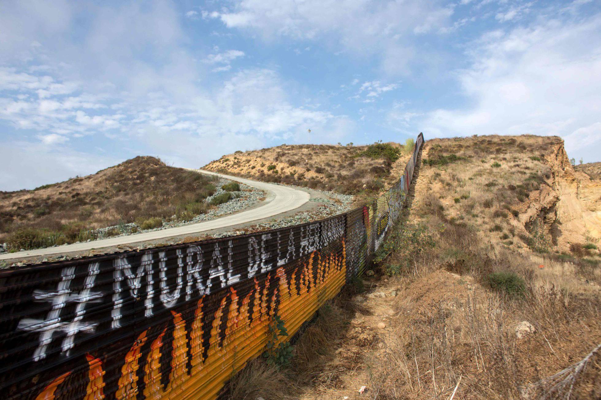 Trump admite que no hace falta un muro en toda la frontera con México