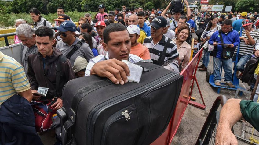 Decenas de miles de venezolanos cruzan a Colombia