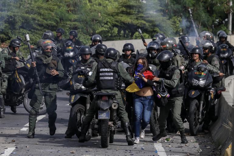 Brutal represión de Guardia venezolana contra mujer en Caracas