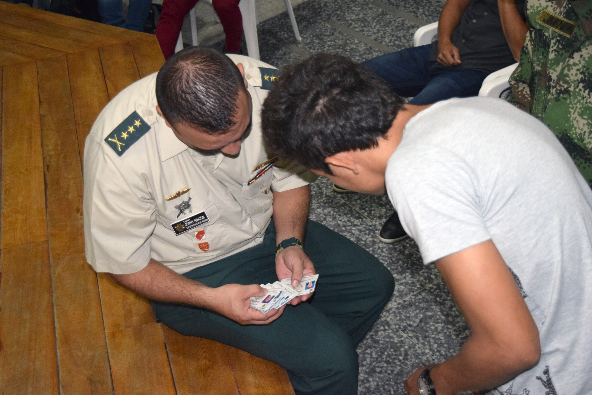 200 jóvenes víctimas del conflicto cuentan ahora con libreta militar