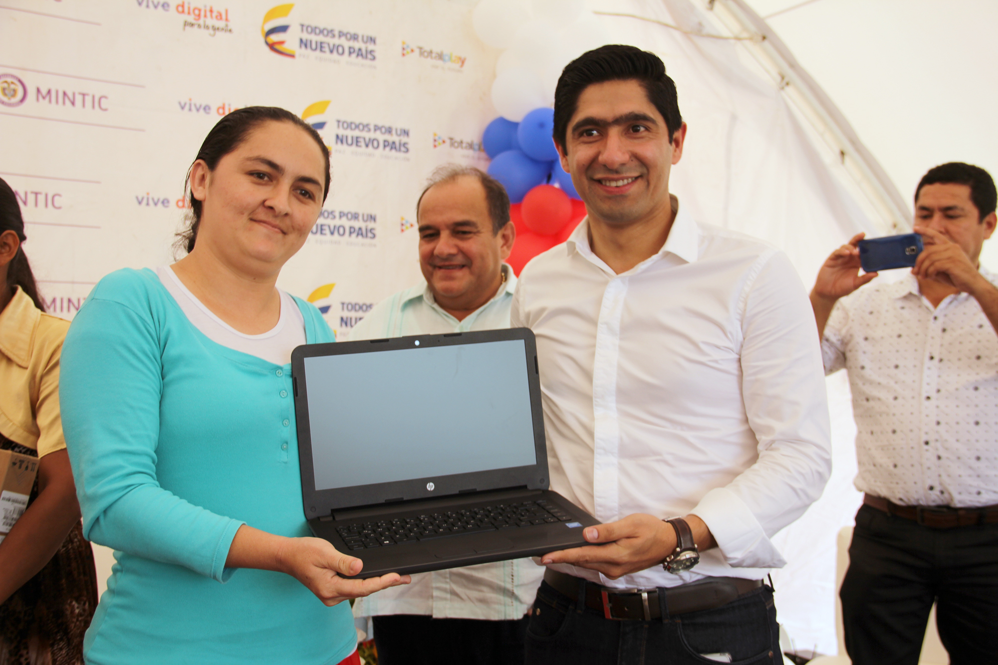 196 computadoras entregó Alcaldía de Arauca y MinTIC en Playitas