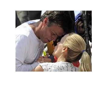 Leopoldo López sale de la cárcel y pasa a arresto domiciliario, según abogado