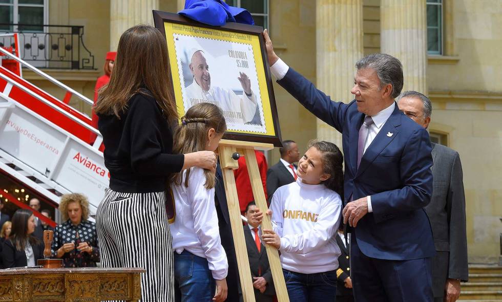 Presentan estampillas en homenaje a la visita del Papa Francisco