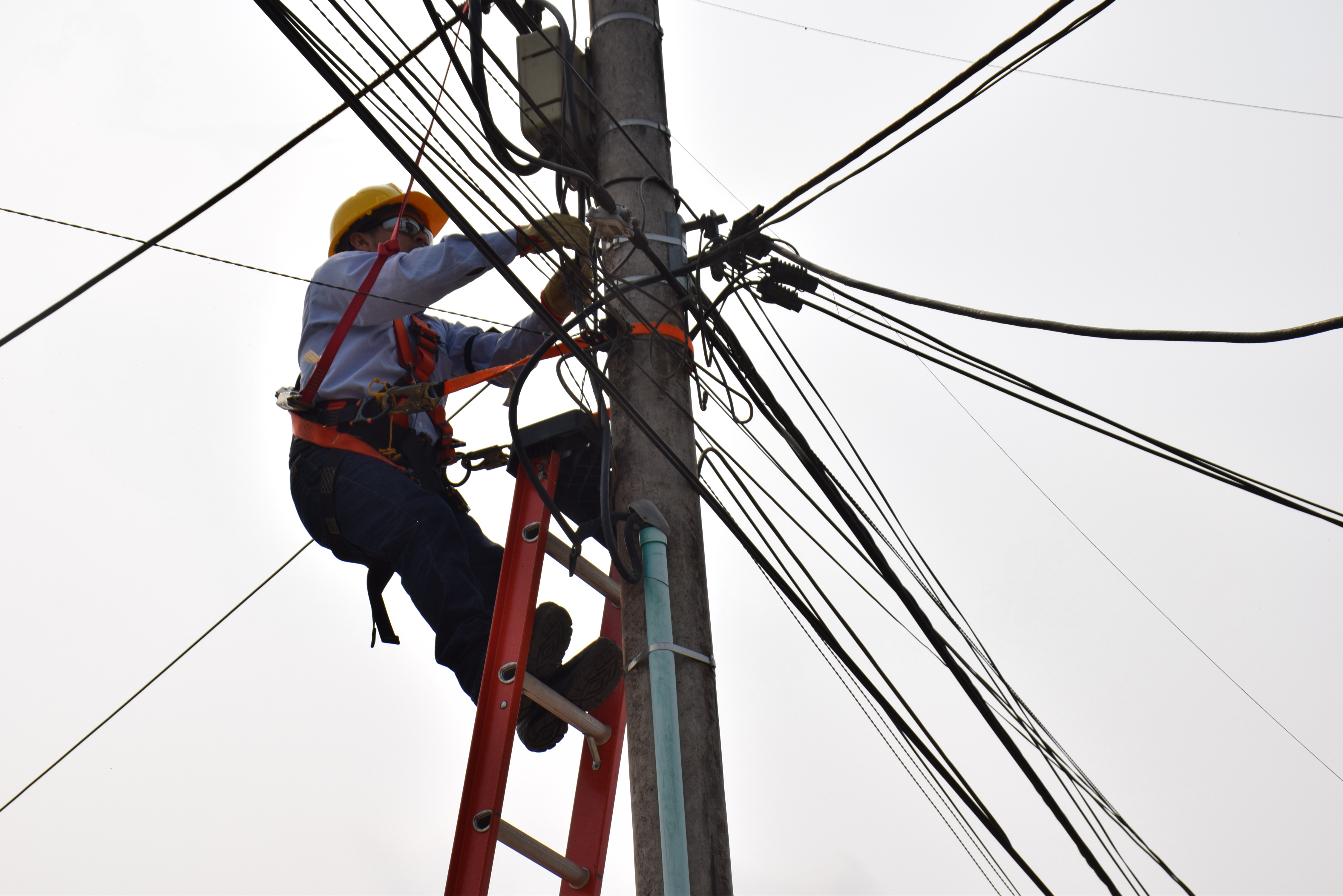 Arrancan suspensiones del servicio a usuarios morosos de Enelar