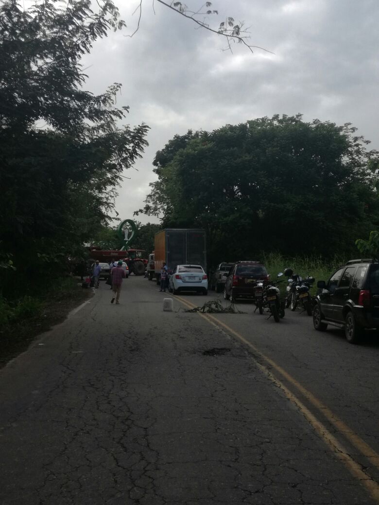 Taxistas intermunicipales mantienen bloqueo contra camiones arroceros