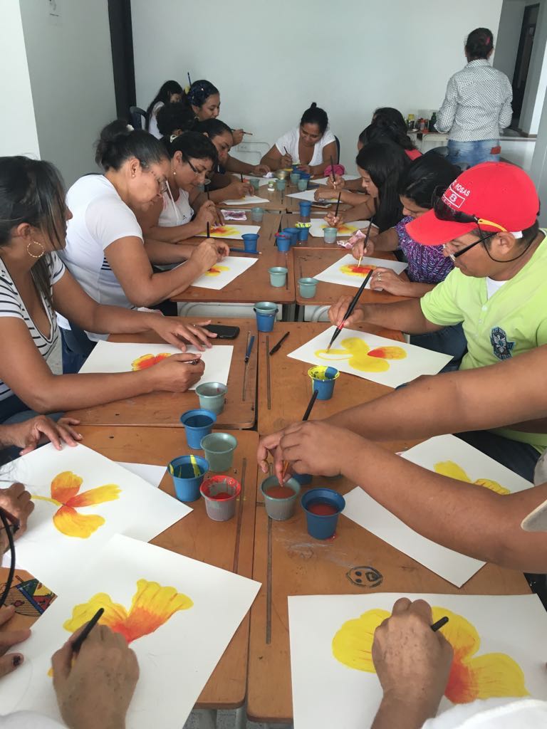 Madres víctimas del conflicto reciben formación en pintura