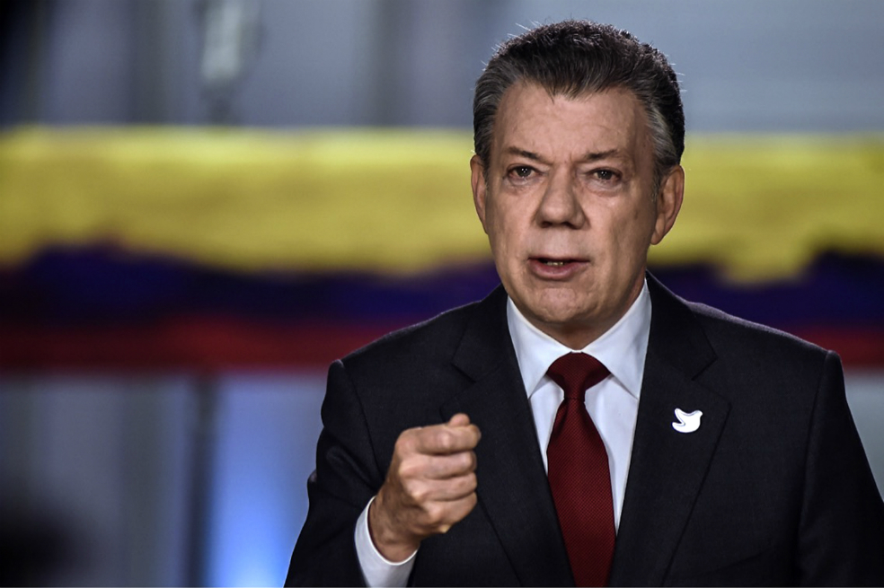 Santos arremete contra la «dictadura» de Maduro