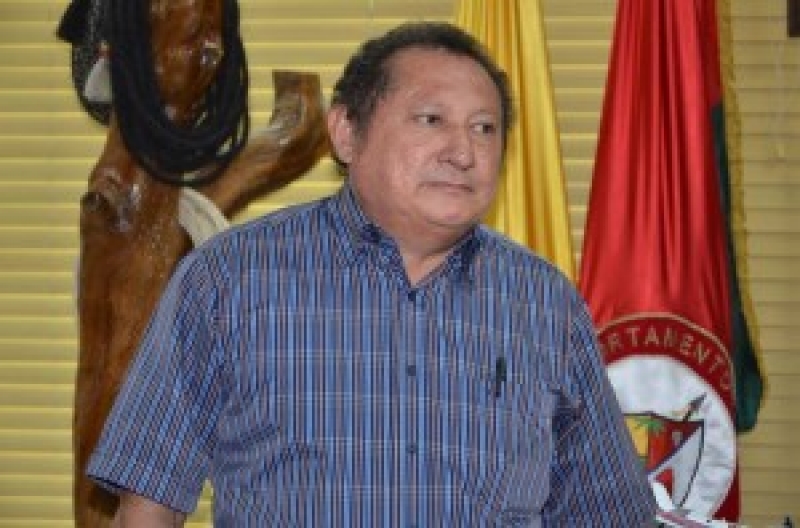 Gobierno del Alto Apure entregó reconocimiento a docente araucano promotor del Currículo Binacional