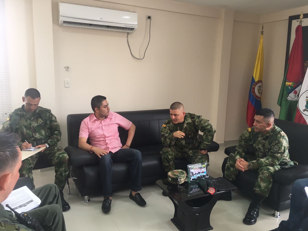 Ofrecen $10 millones por autores de atentado a policías en Tame