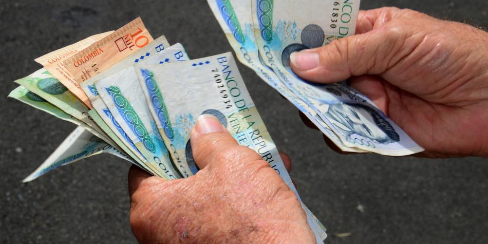 S&P baja calificación crediticia de Colombia a BBB-