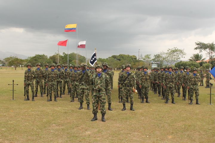 926 nuevos soldados de Colombia juraron compromiso ante La Bandera