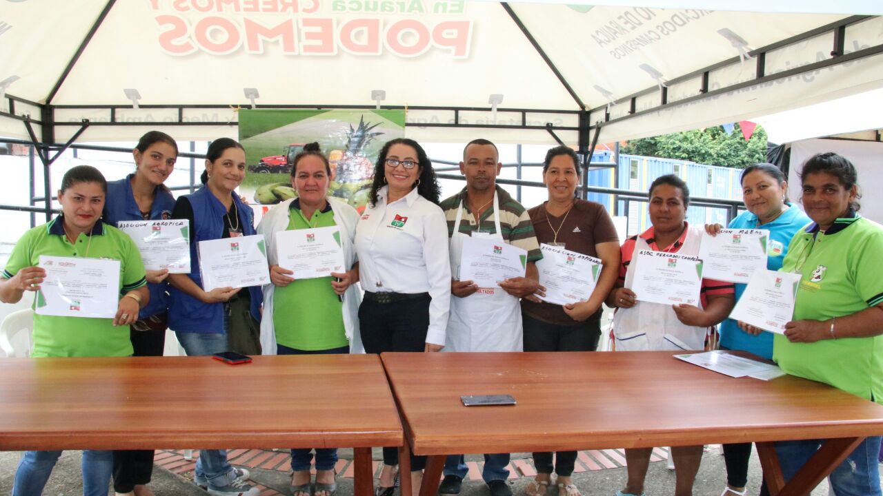 Secretaría de Agricultura municipal entregó insumos y certificaciones