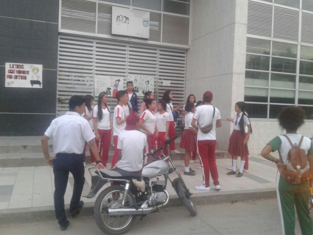Estudiantes y padres de familia protestan frente a la I.E Juan Jacobo Rousseau