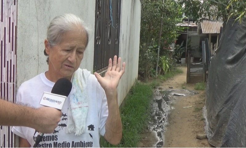 Entre aguas negras caminan habitantes del barrio San Carlos en Arauca