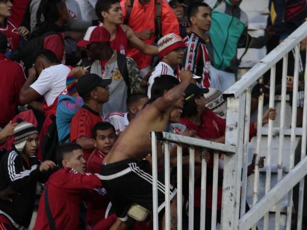 Con armas blancas se enfrentaron hinchas del américa en palo grande