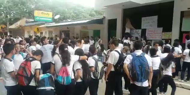 Por falta de transporte escolar se movilizan estudiantes en Saravena y Tame
