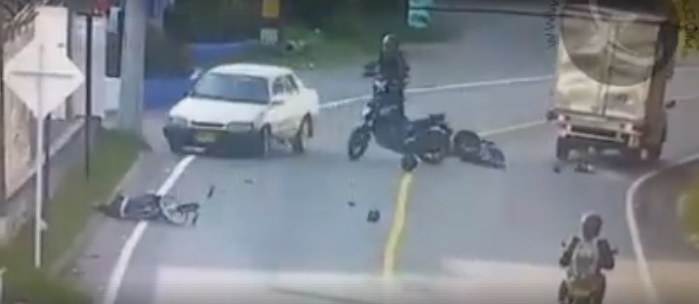 (EN VIDEO) Así fue el impactante accidente de tránsito entre un ciclista y un motociclista